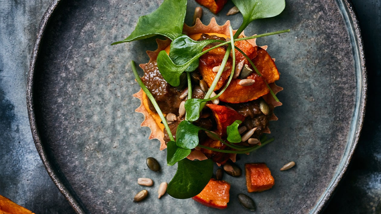 Tartelette met rendang van hert, geroosterde pompoen en zoete aardappel Tartelette met rendang van hert, geroosterde pompoen en zoete aardappel